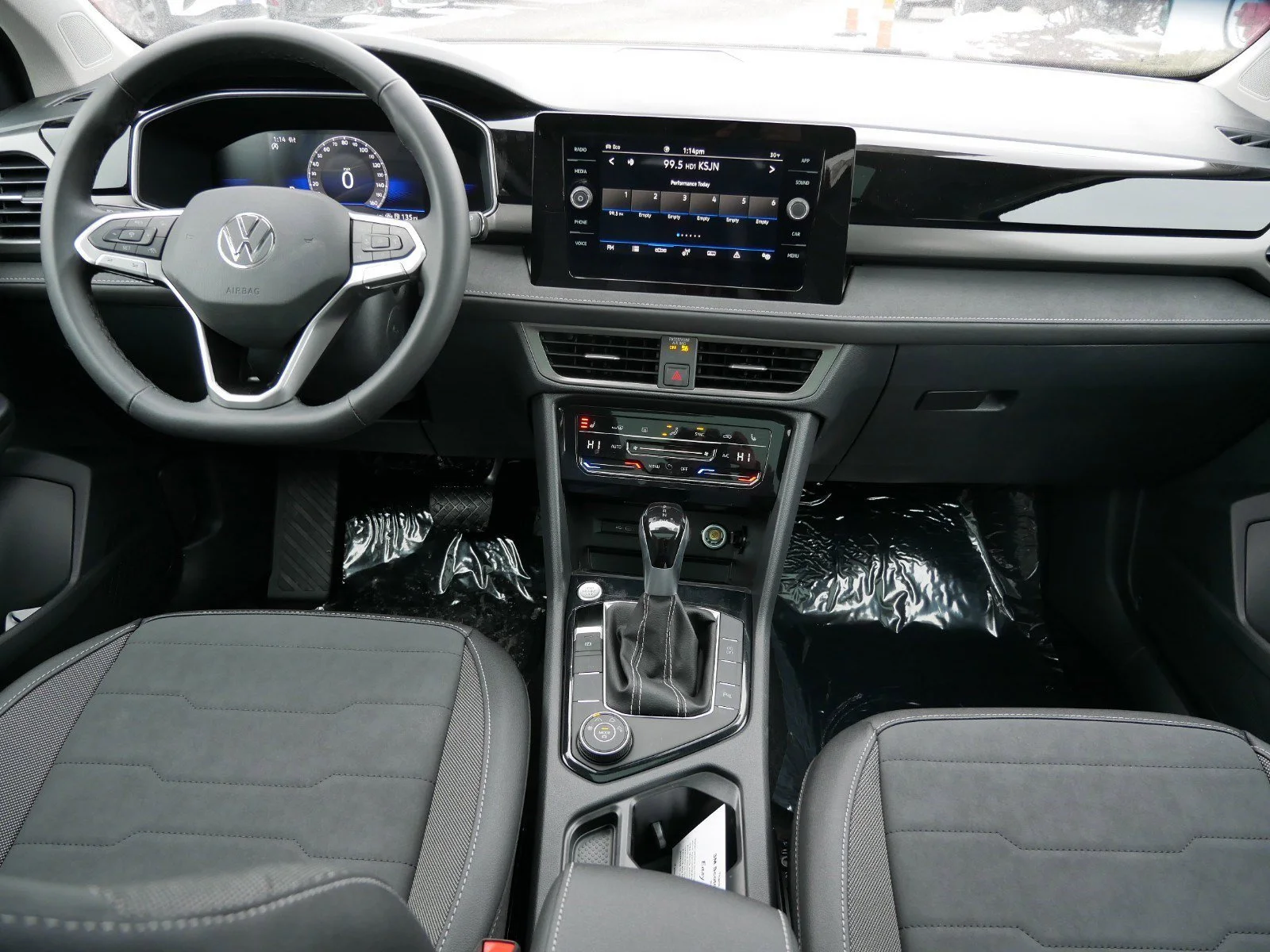 New 2026 Pure White w/Deep Black Roof Volkswagen SE Black image 6