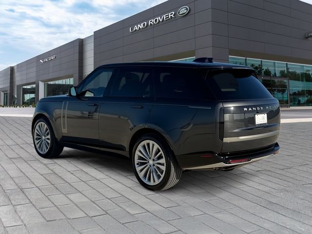 Used 2025  Land Rover SE image 3