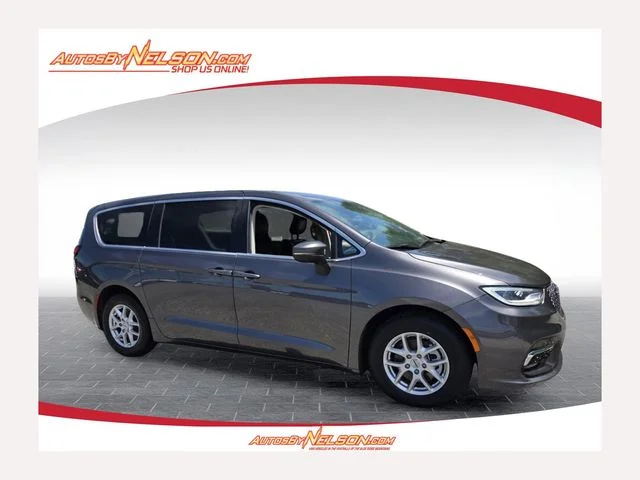 2023 Chrysler Pacifica Touring L's photo