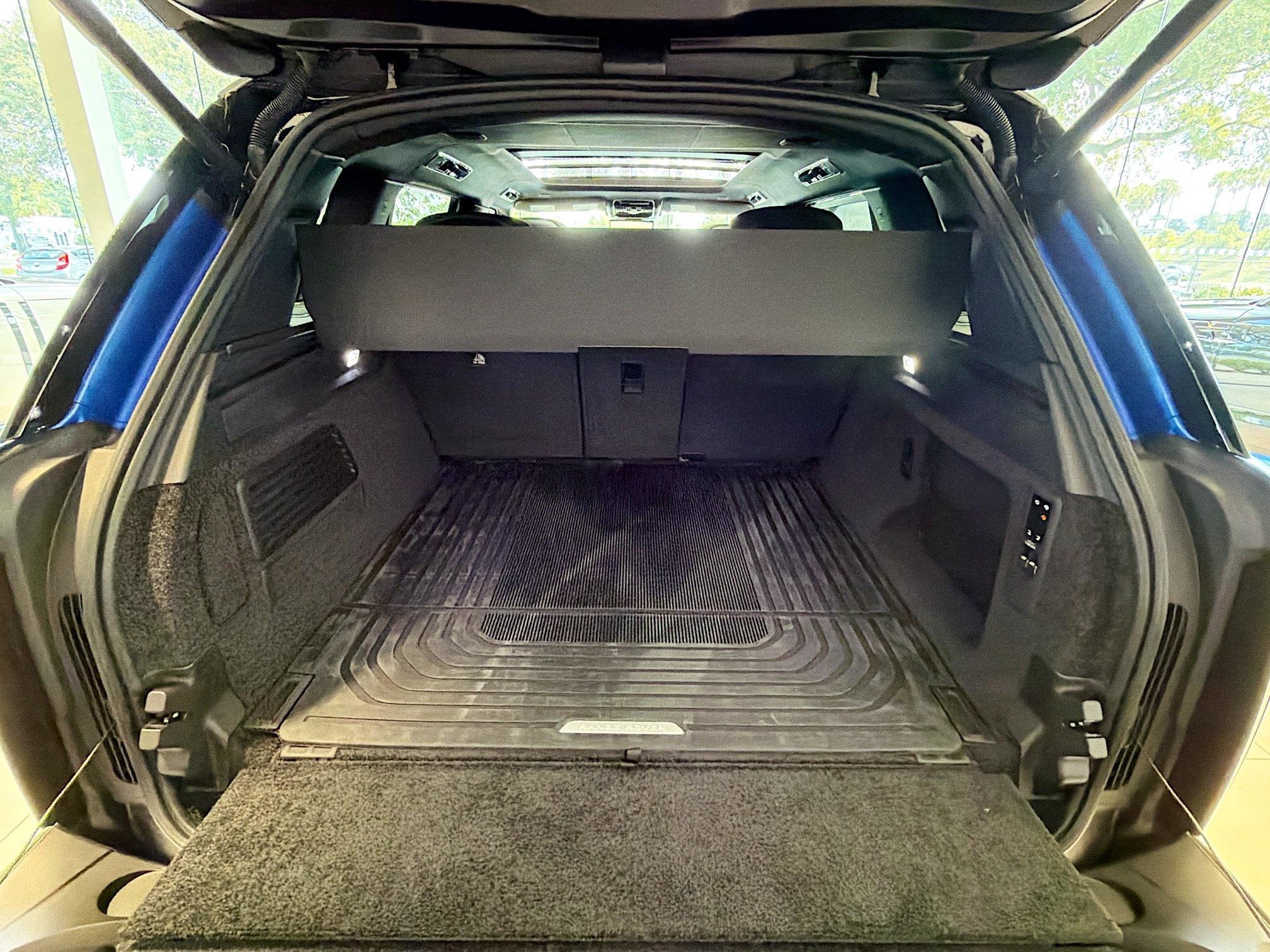 New 2026 Velocity Blue Satin Land Rover Autobiography image 9