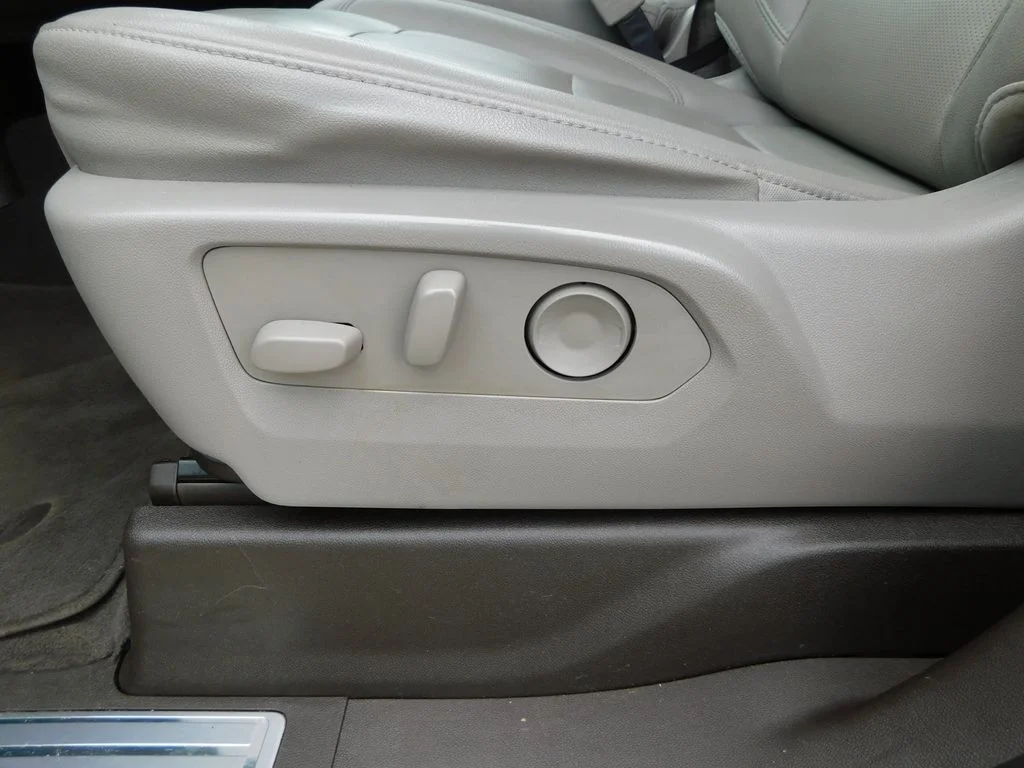 Used 2023 White GMC SLT image 19