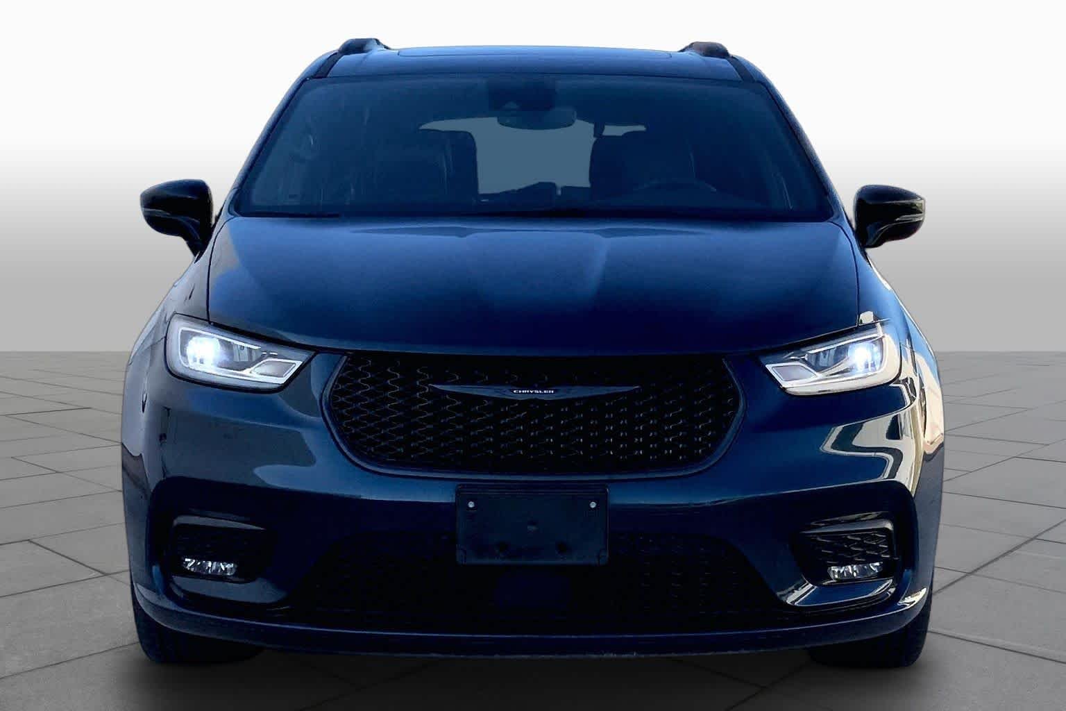 Used 2025 Fathom Blue Pearlcoat Chrysler Limited image 4