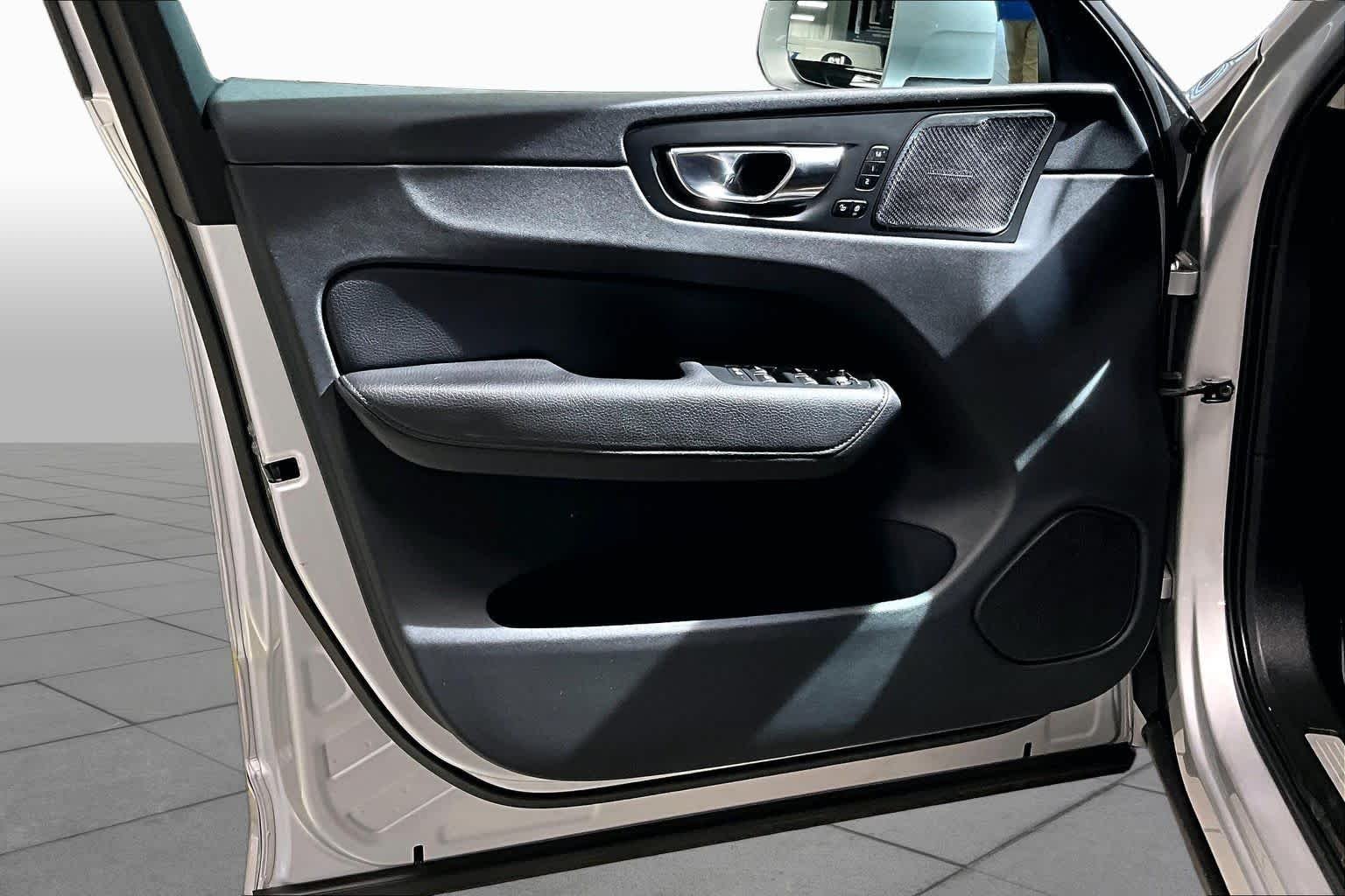 Used 2019 Bright Silver Metallic Volvo Momentum image 21