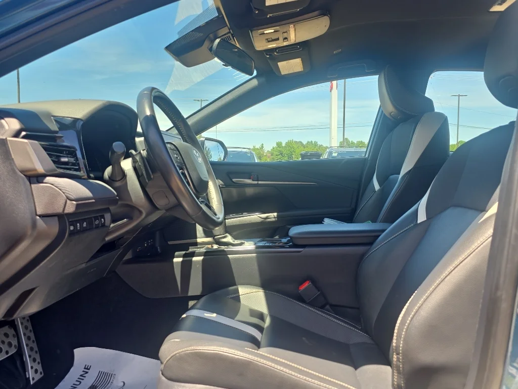 2025 Toyota Camry SE - Photo 6