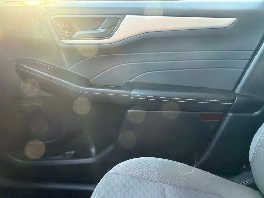Used 2022 Red Ford SE image 23