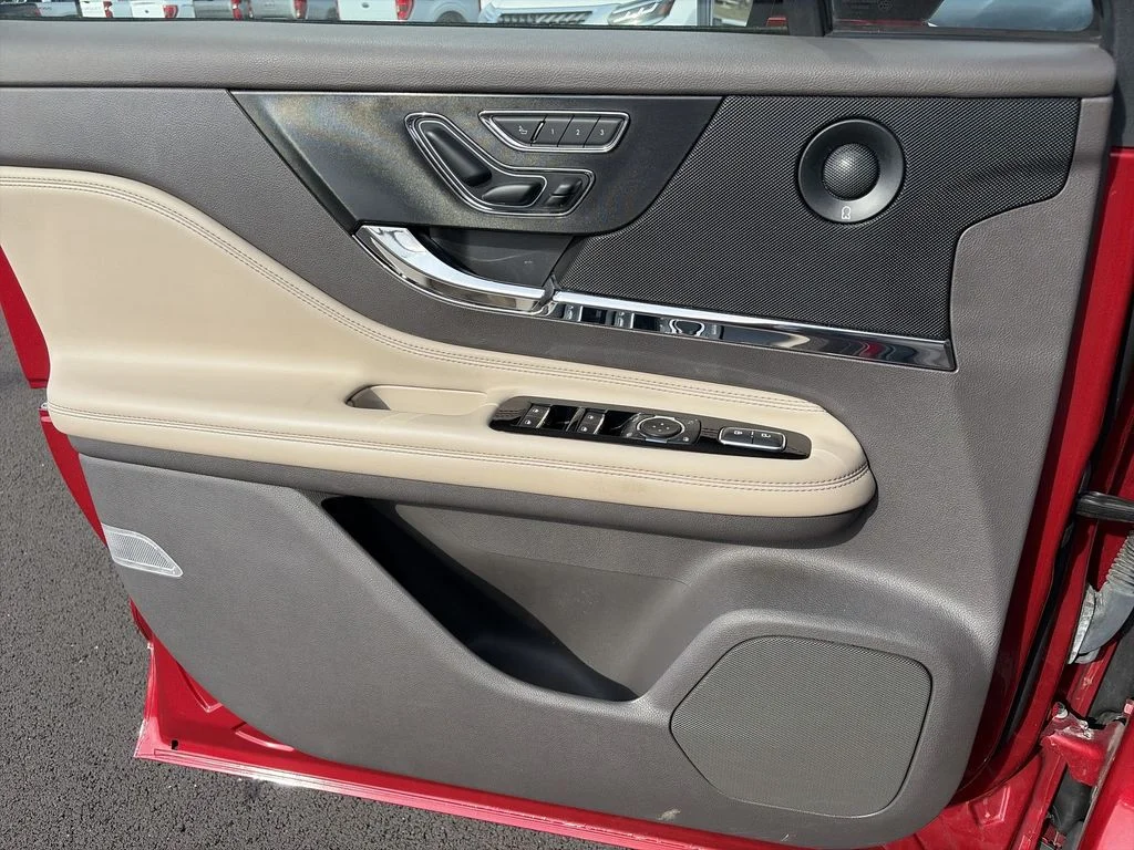 Used 2022 Red Lincoln Reserve image 13