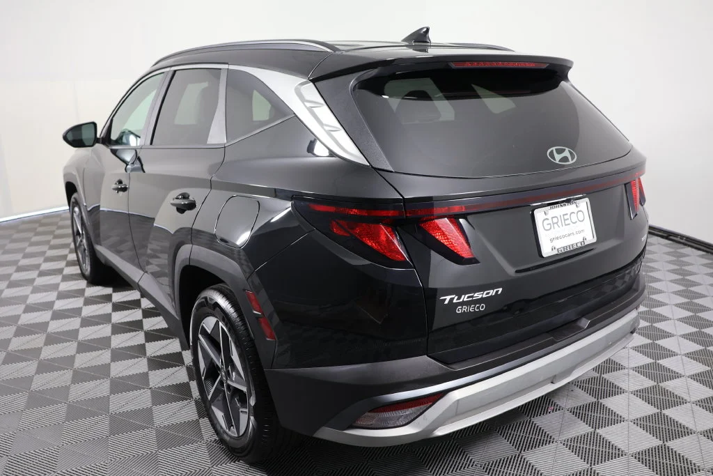 Used 2025 Phantom Black Hyundai SEL image 6
