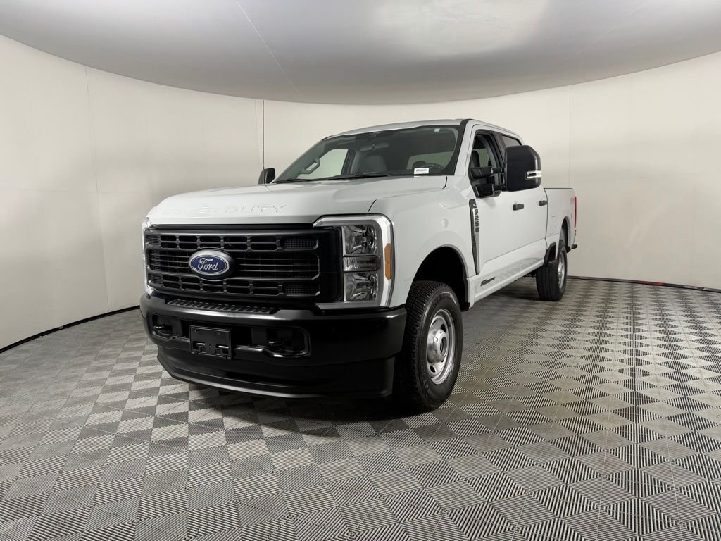 Used 2025 White Ford XL image 3