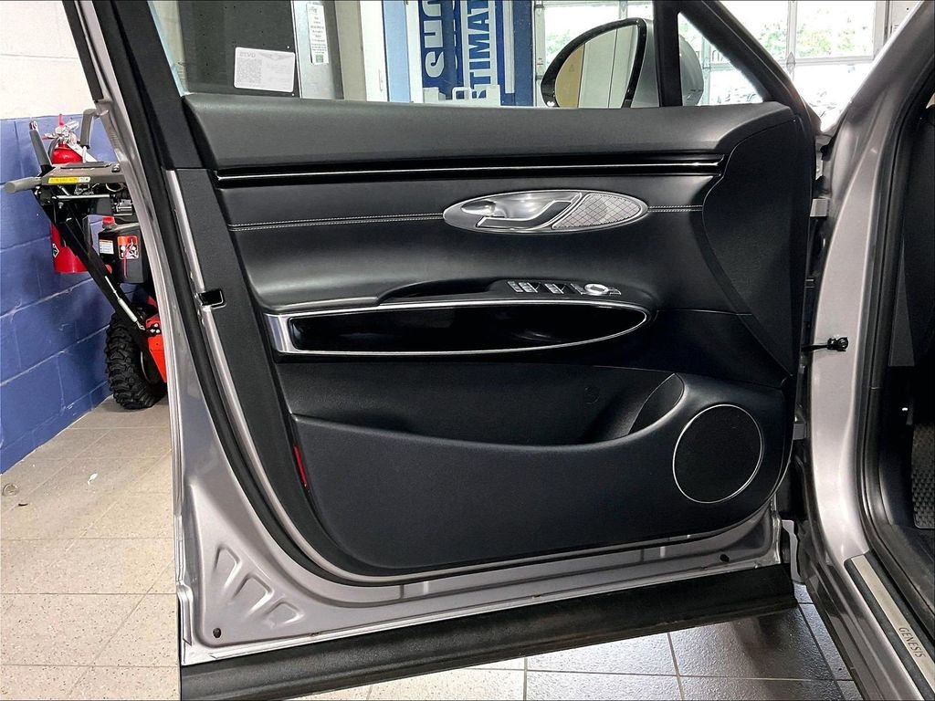 Used 2025 Silver Genesis 2.5T image 9