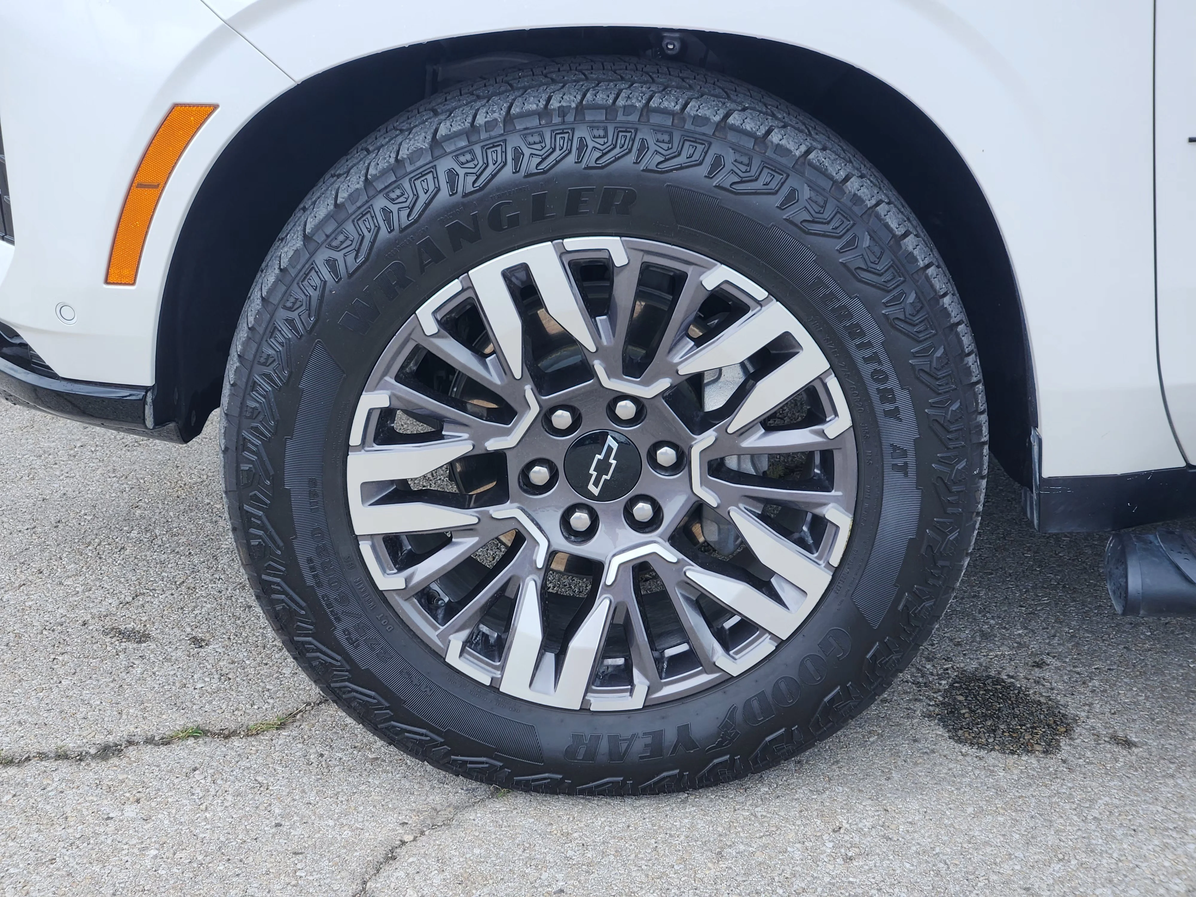 Used 2025 Iridescent Pearl Tricoat Chevrolet Z71 image 10