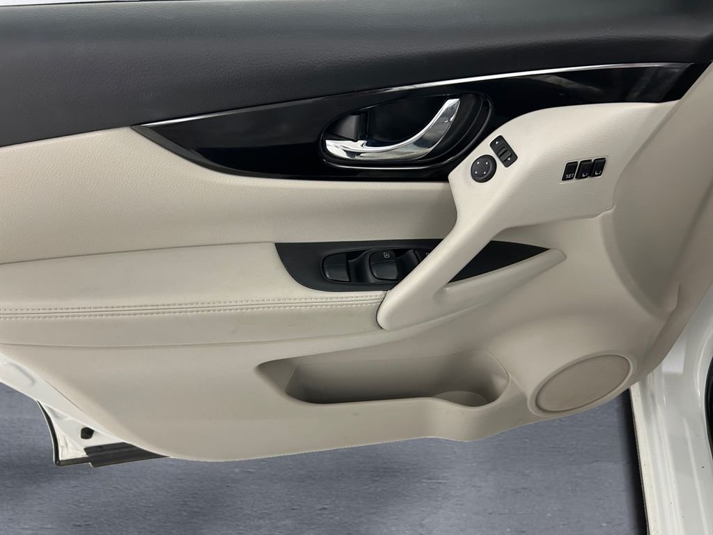 Used 2021 White Nissan SL image 12