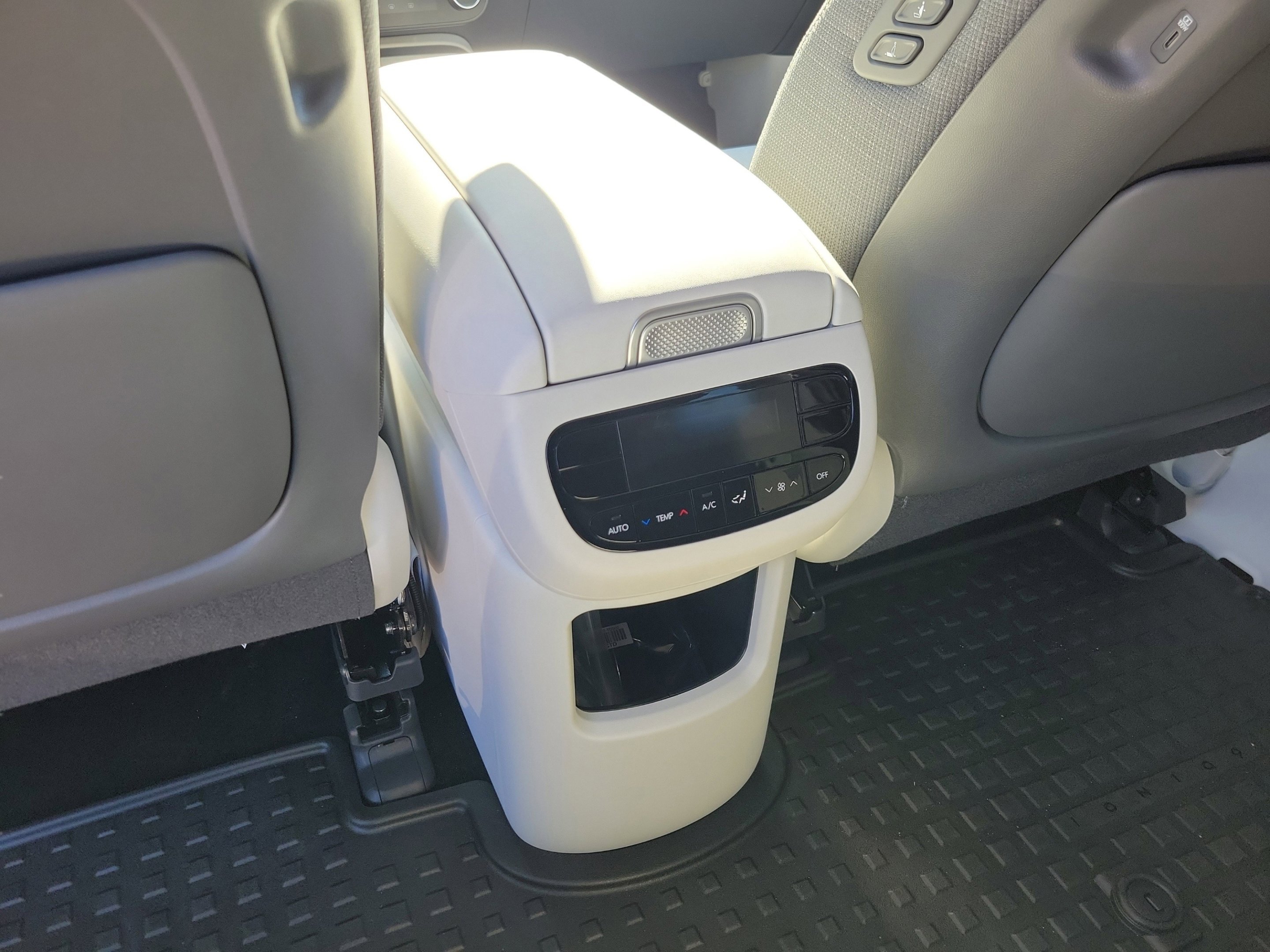 2026 Hyundai IONIQ 9 SE - Photo 12