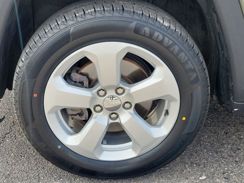 Used 2018 Green Jeep Latitude image 16