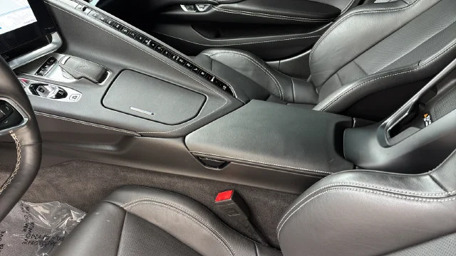 Used 2025 Arctic White Chevrolet 2LT image 21