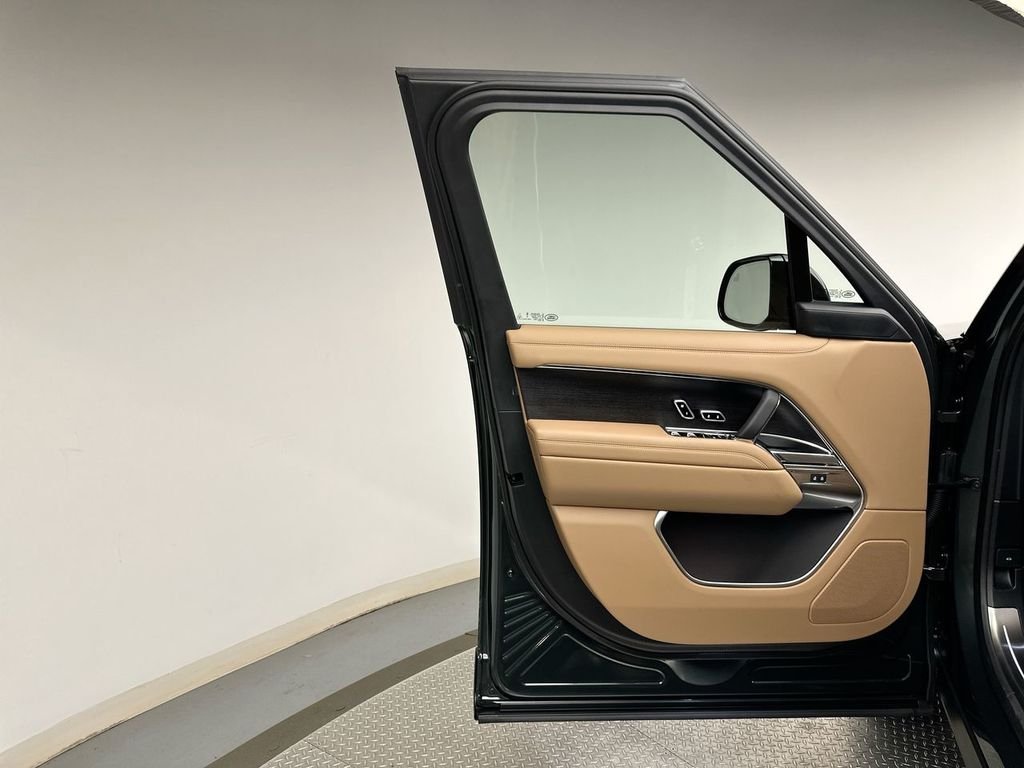 New 2026 Belgravia Green Land Rover SE image 9