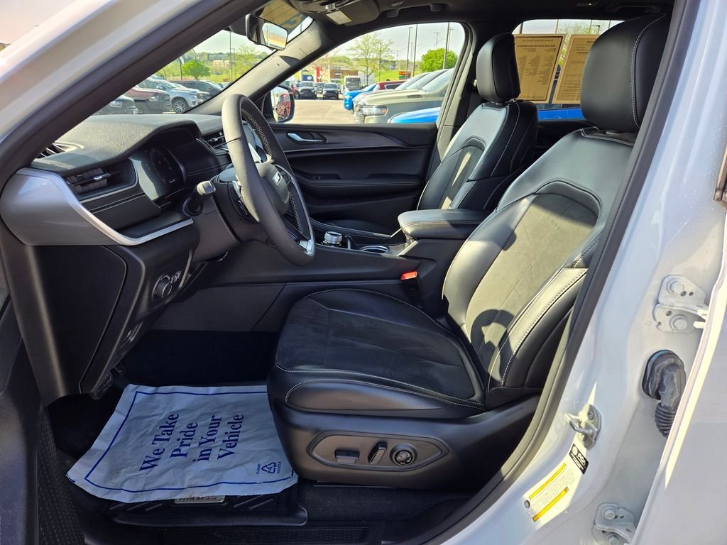 Used 2025 White Jeep Altitude X image 16