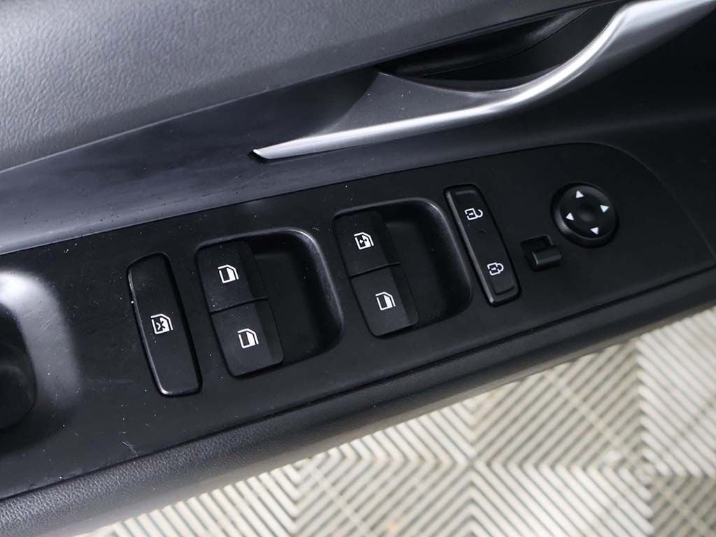 Used 2025 Black Hyundai SEL Convenience image 33