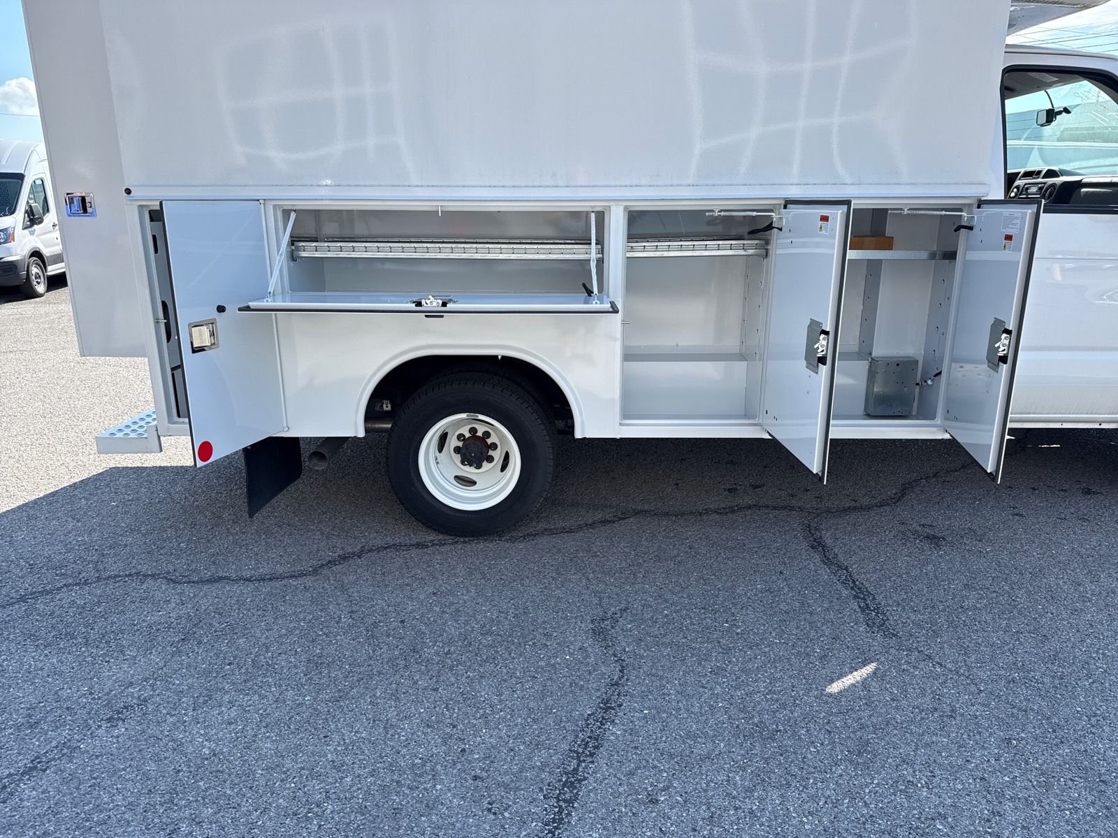 New 2025 Oxford White Ford E-350 SRW image 33