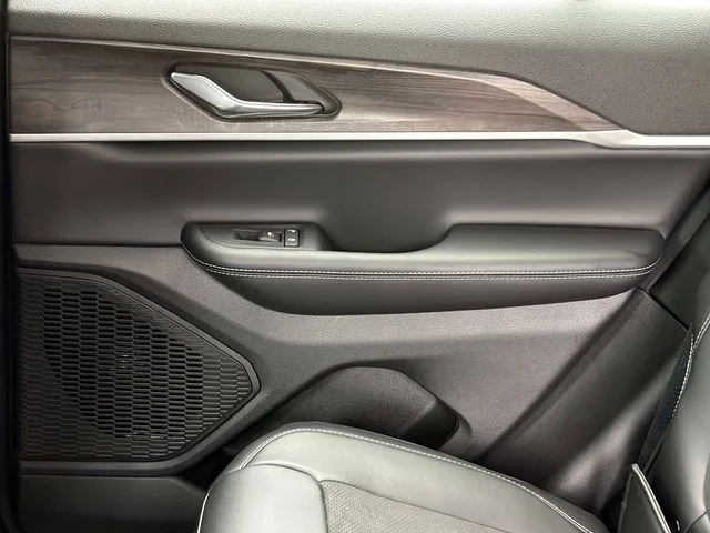 New 2026 Silver Zynith Exterior Paint Jeep Altitude image 12