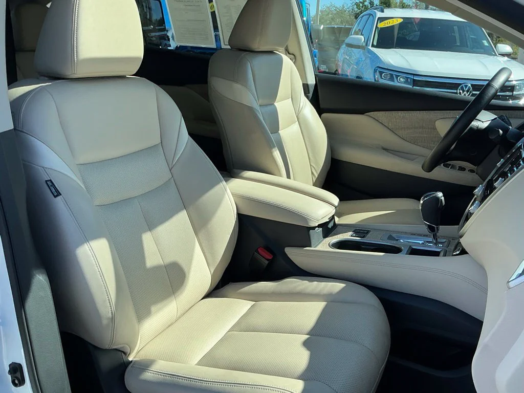 Used 2022 White Nissan SL image 21