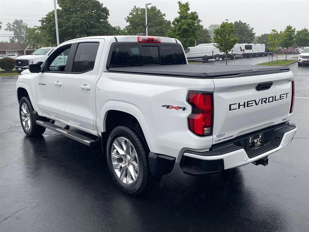 Used 2024 Summit White Chevrolet 4WD LT image 8