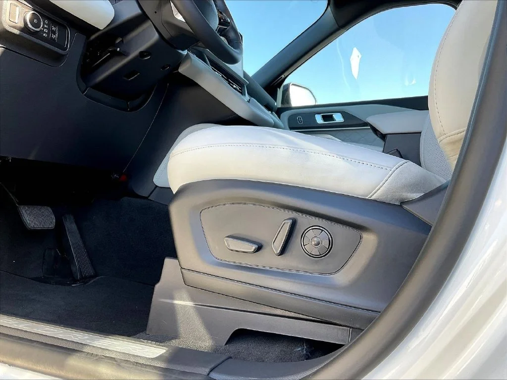 New 2027 Star White Metallic Tri-Coat Ford Platinum™ image 43