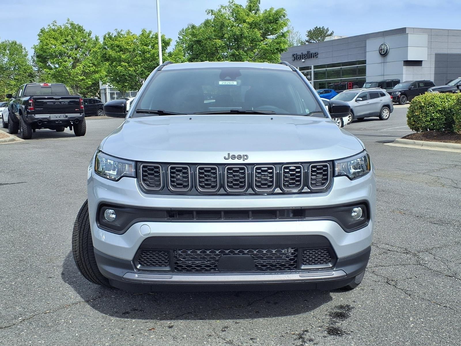New 2026 Silver Zynith Metallic Clearcoat Jeep Latitude Altitude image 7
