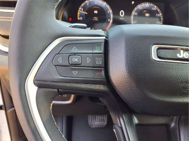 New 2026 Bright White Clear-Coat Exterior Paint Jeep Laredo image 19