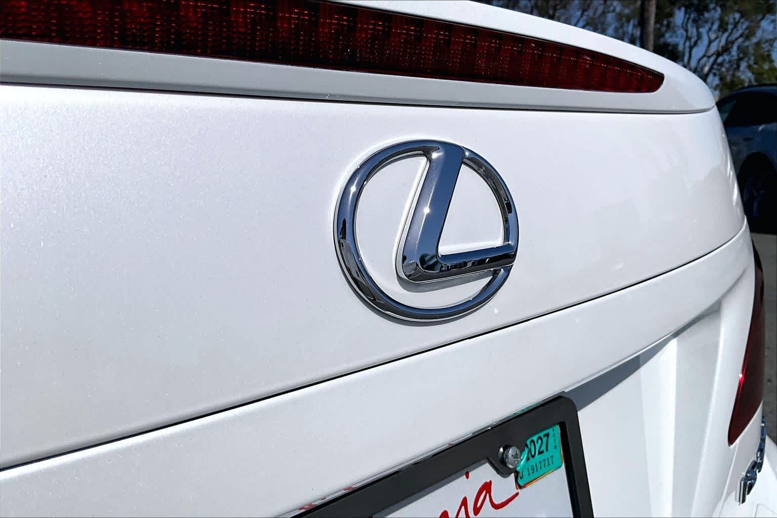 Used 2015 Starfire Pearl Lexus  image 29