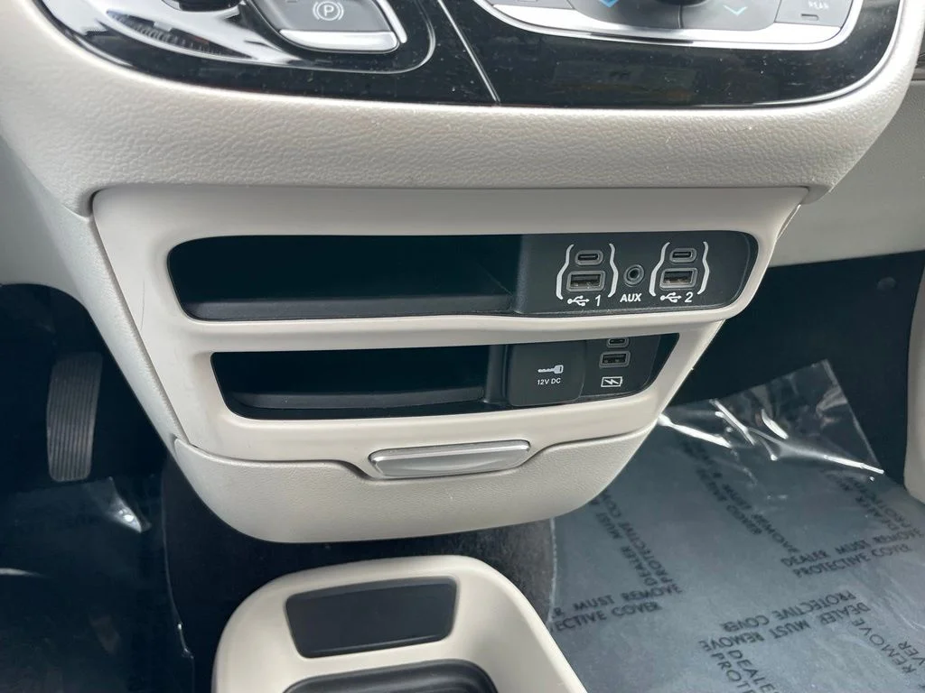 Used 2022 Bright White Clearcoat Chrysler Touring L image 14