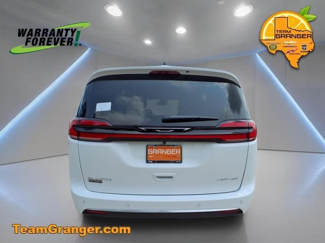 New 2027 Bright White Clear-Coat Exterior Paint Chrysler Limited image 8