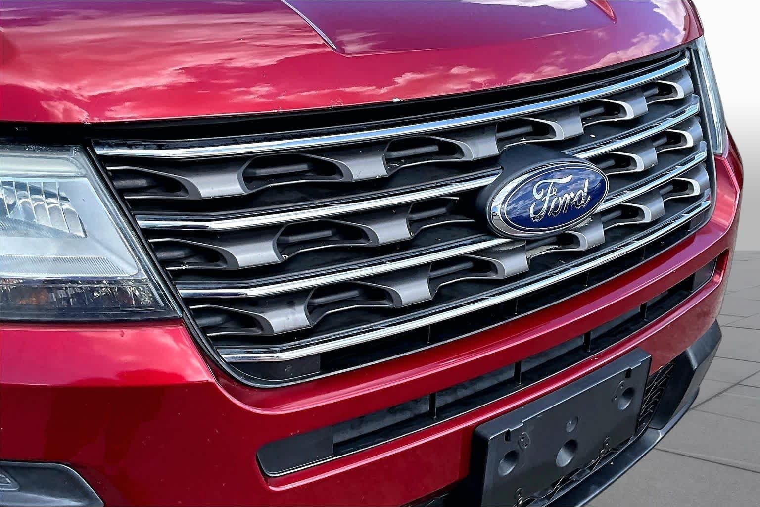 Used 2016 Ruby Red Metallic Tinted Clearcoat Ford Base image 30