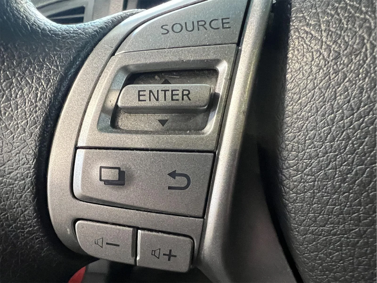 Used 2015 Cayenne Red Nissan 2.5 SV image 17
