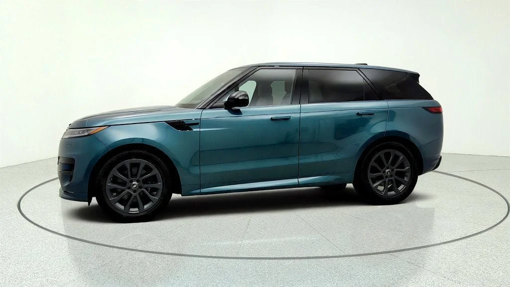 Used 2024 Giola Green Metallic Land Rover P400 Dynamic SE w/ Meridian Audio & Black Exterior Pack image 8