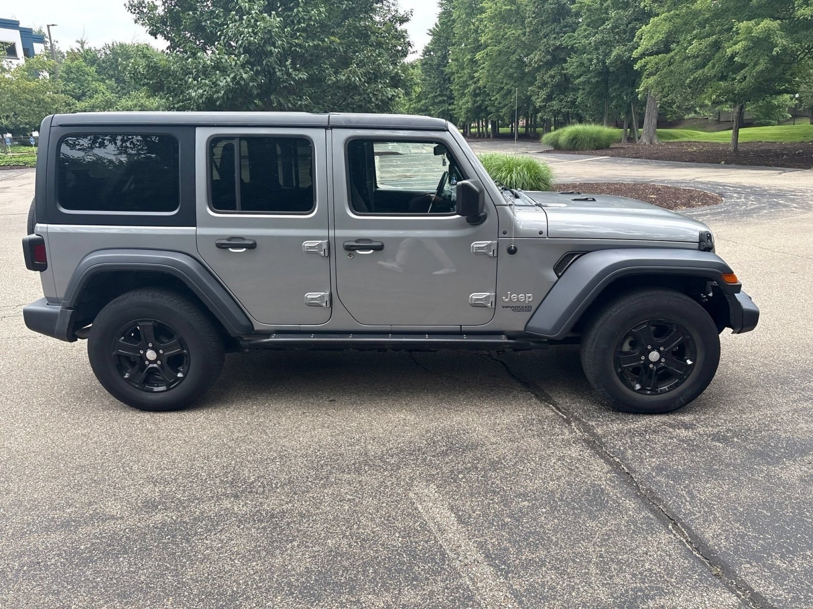 Used 2018 Billet Silver Metallic Clearcoat Jeep Sport S image 21