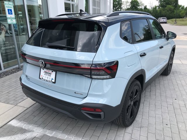 New 2026 Monument Gray w/Deep Black Roof Volkswagen SE Black image 8