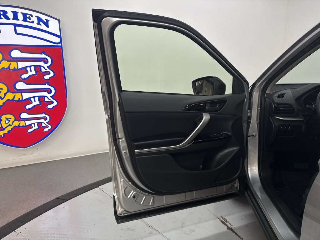 Used 2023 Silver Mitsubishi LE image 13