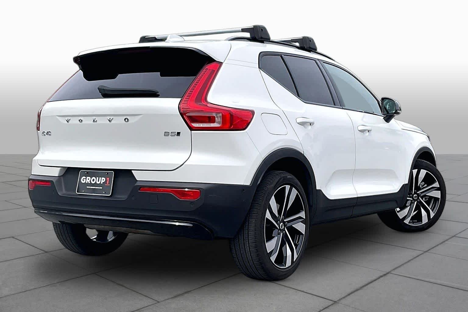 Used 2023 Crystal White Metallic Volvo Plus Dark Theme image 12
