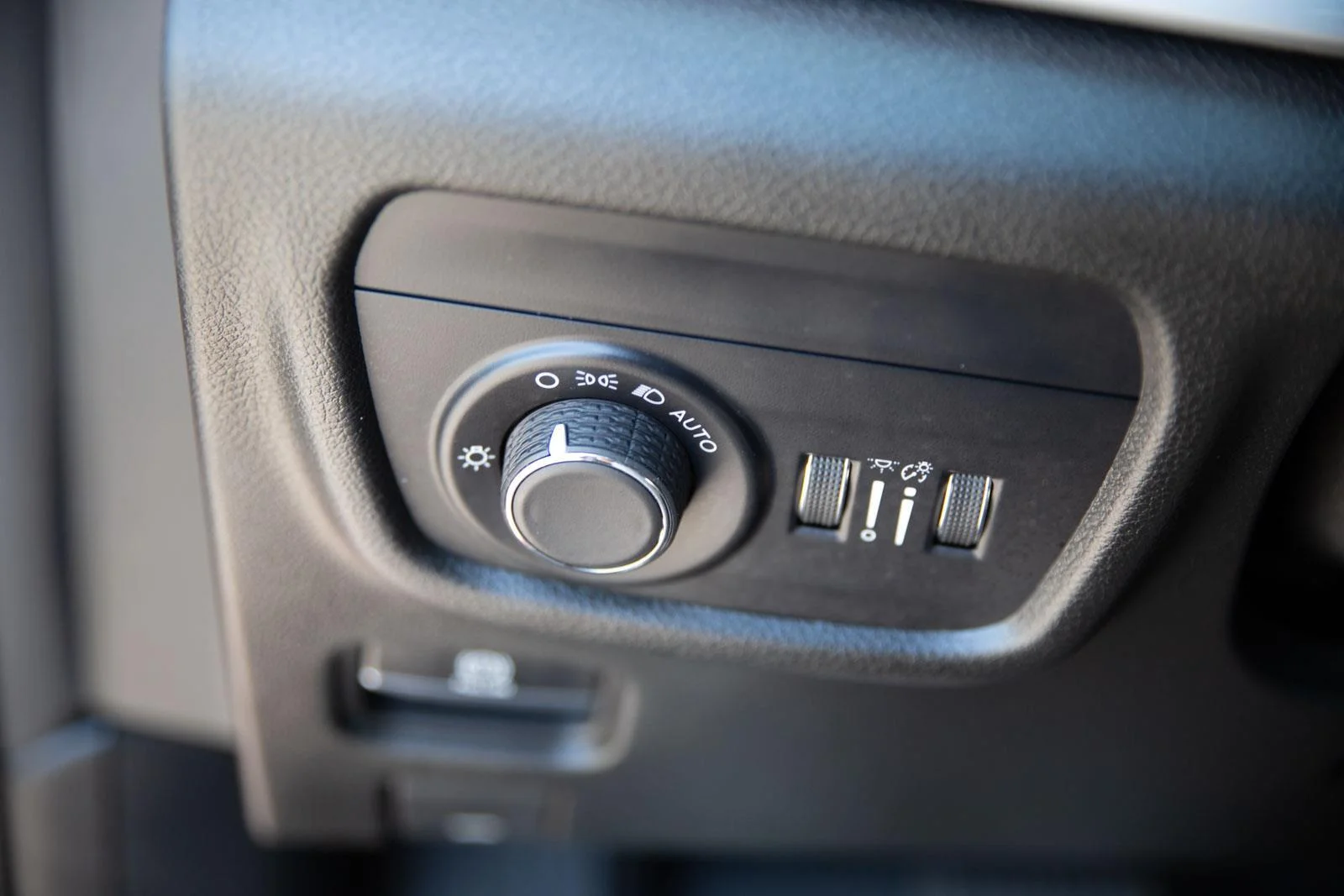 Used 2023 Velvet Red Pearlcoat Jeep Altitude image 18