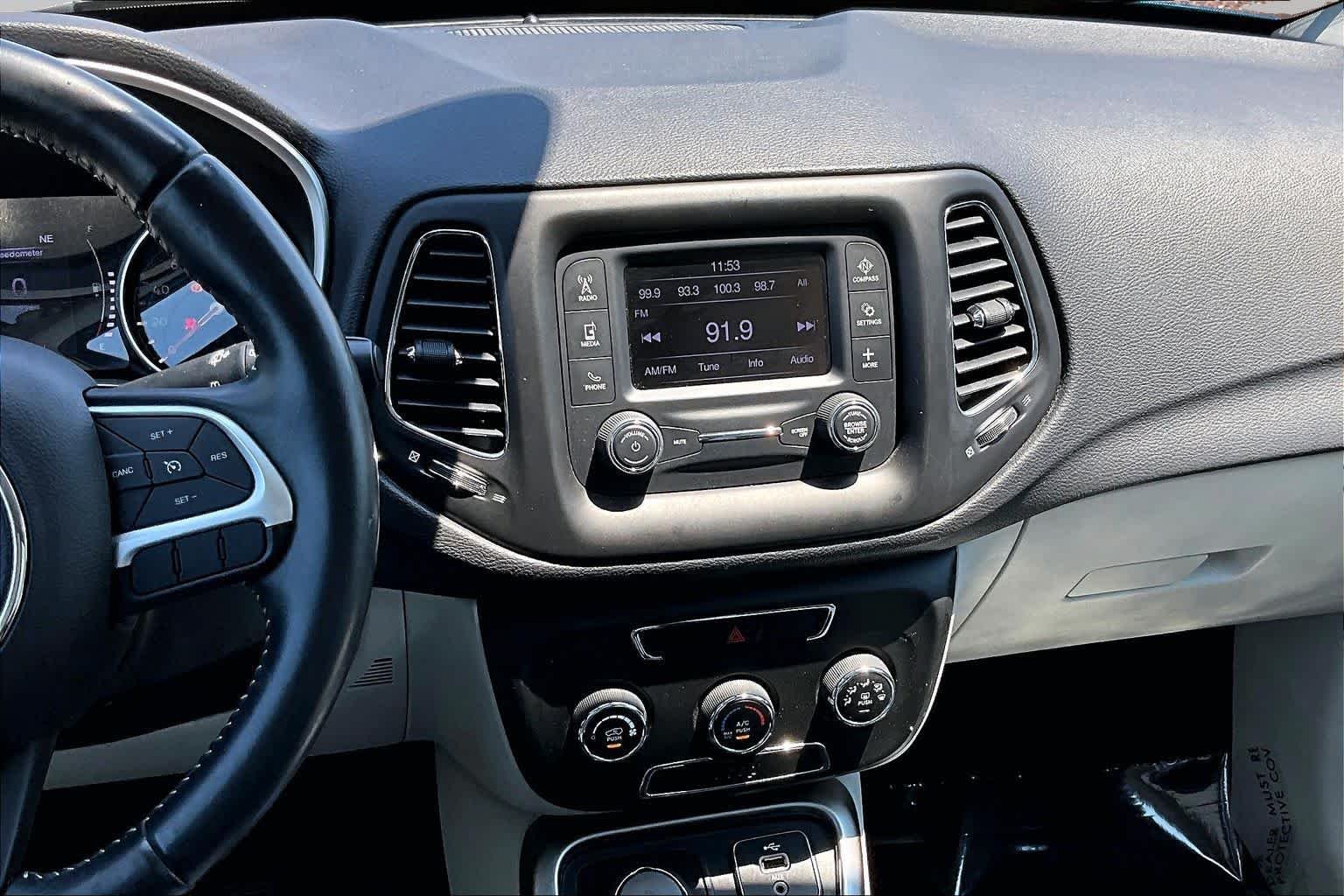Used 2018 Laser Blue Pearlcoat Jeep Latitude image 7