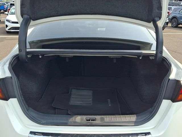 Used 2019 White Nissan 2.5 Platinum image 29