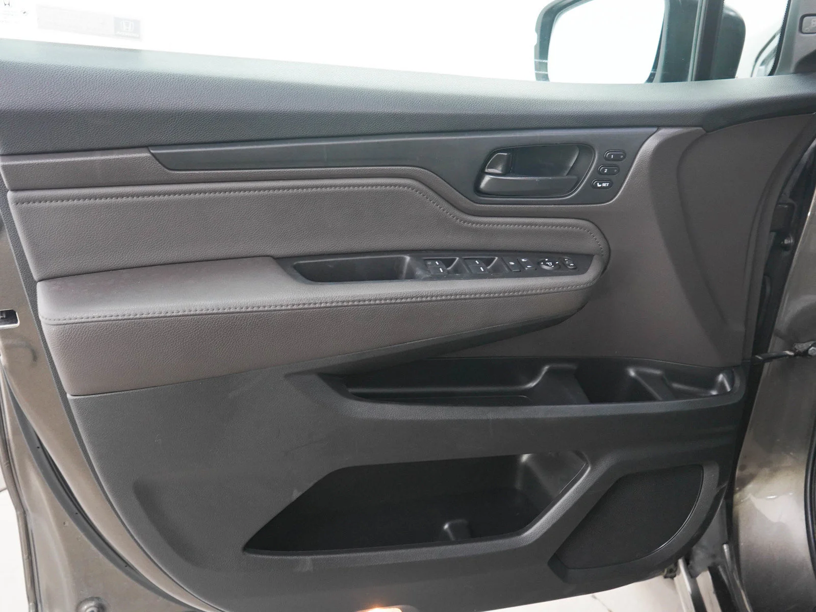 Used 2018 Pacific Pewter Metallic Honda Touring Auto image 23