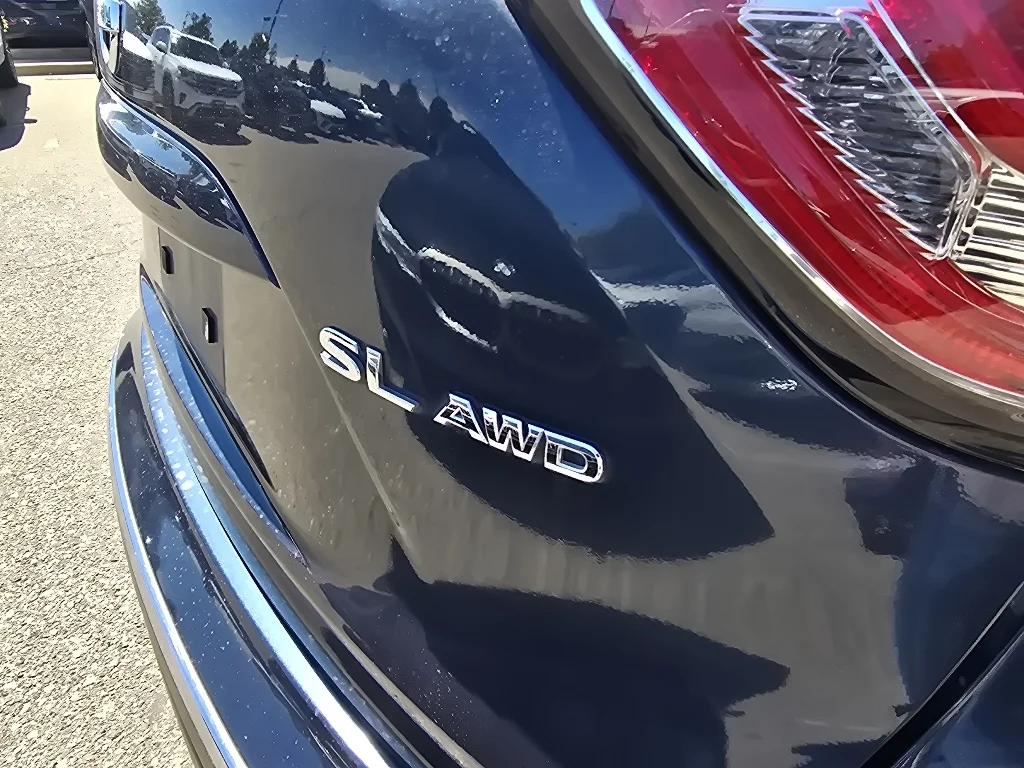 Used 2015 Arctic Blue Metallic Nissan SL image 11