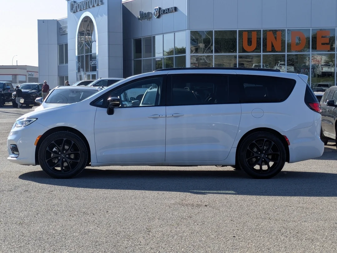 Certified Used 2025 White Chrysler Limited - - FWD - Nappa Leather - Adaptive Cruise - Full Sunroof - Heated Seat & Wheel & More! image 5