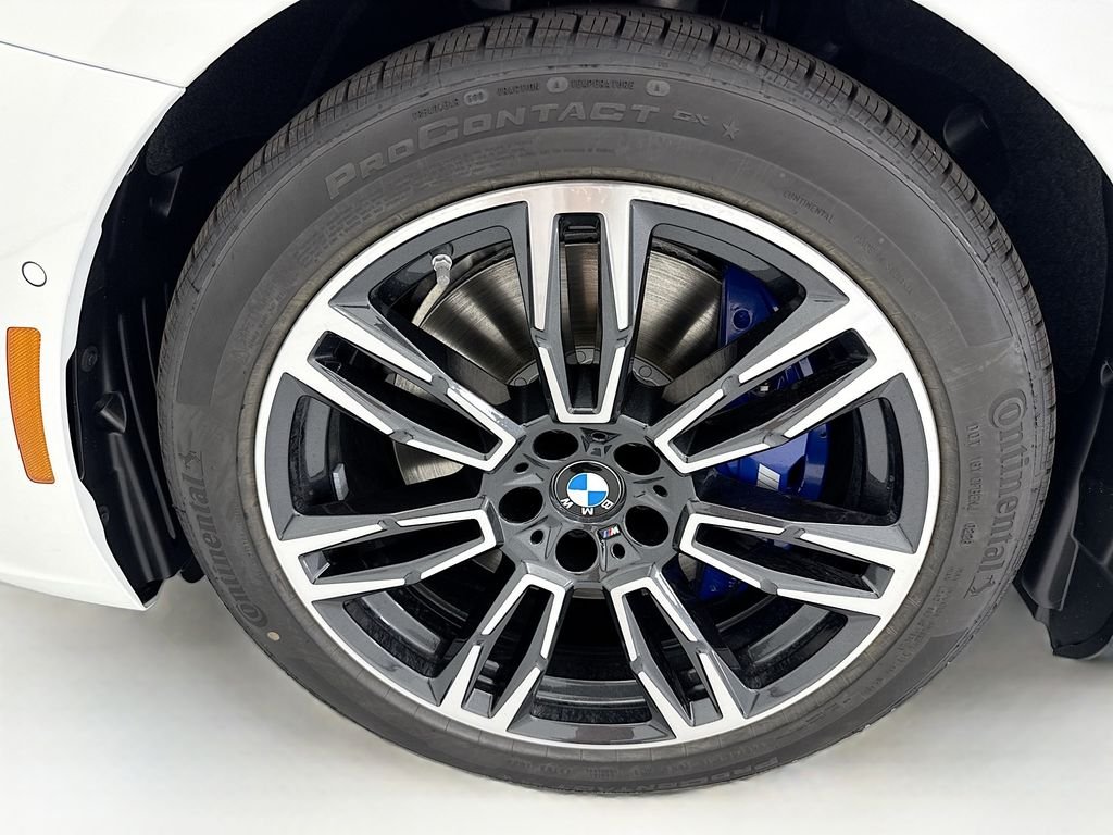 New 2027 White Metallic BMW 550e xDrive image 29