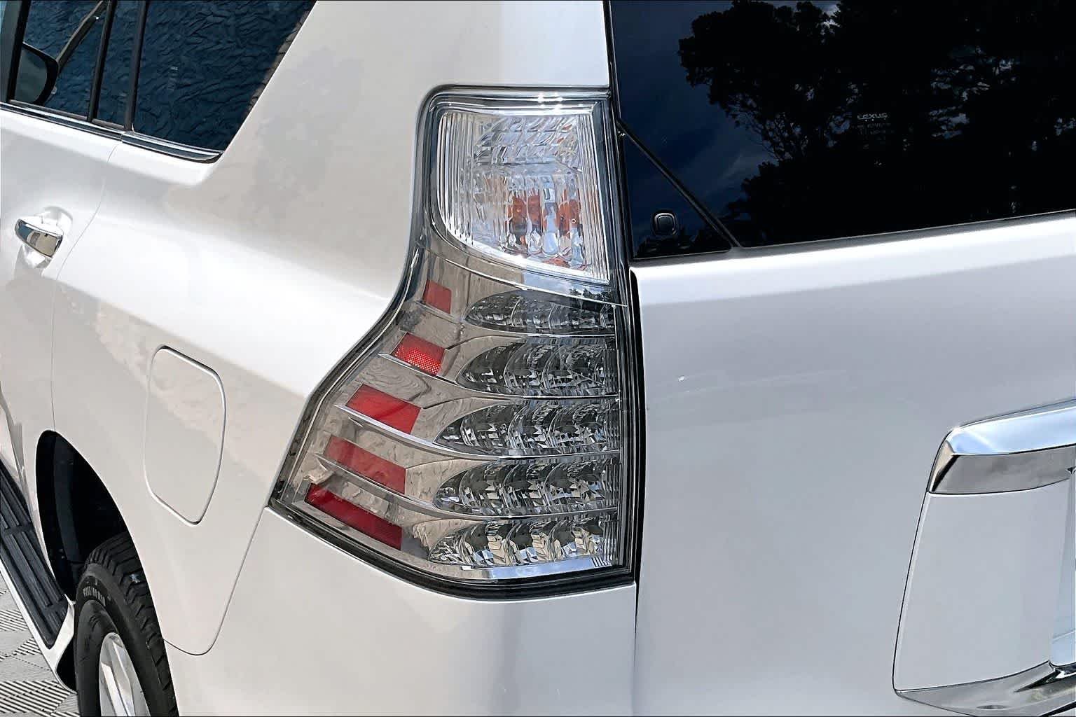 Used 2023 Eminent White Pearl Lexus Premium image 29