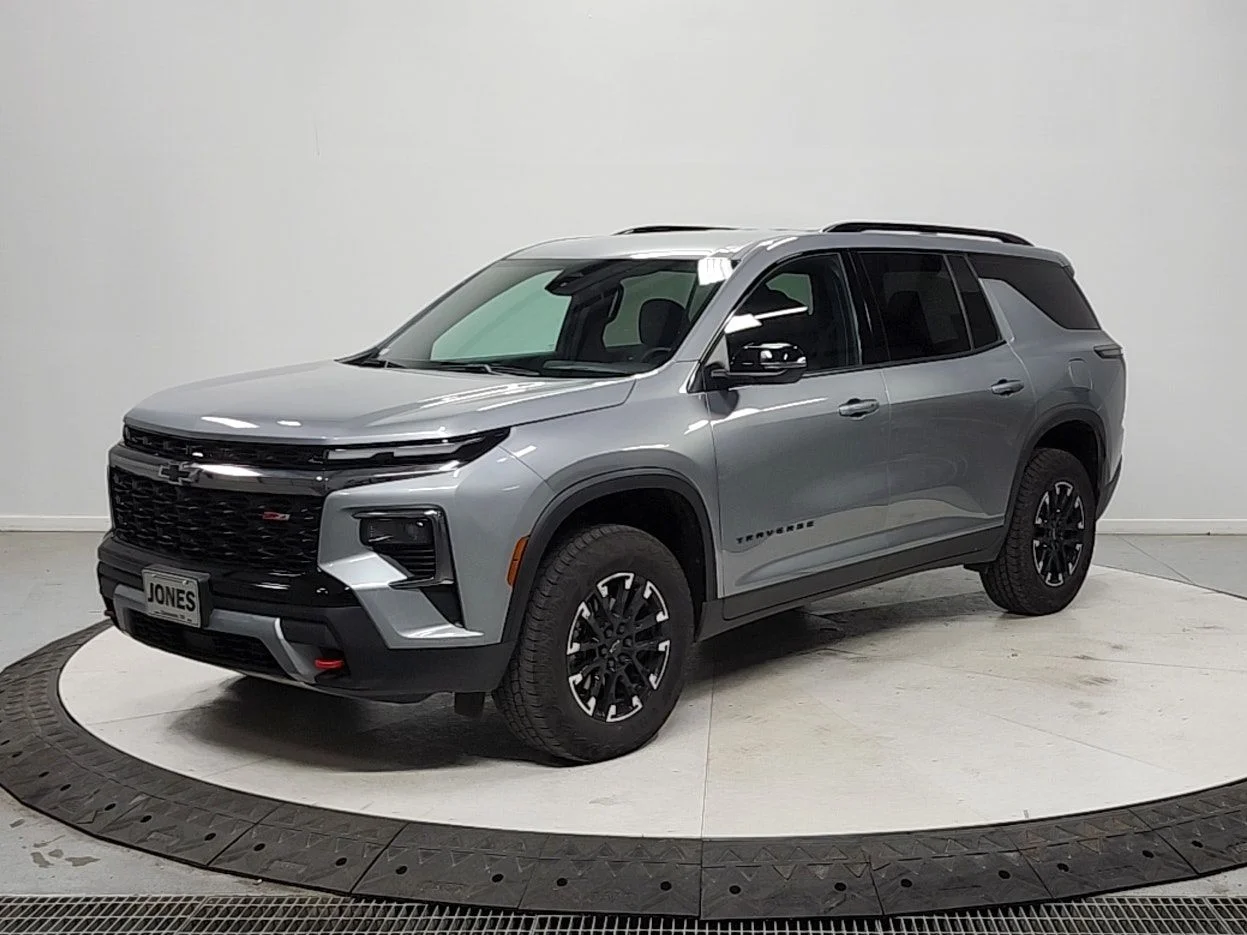 Used 2025 Gray Chevrolet Z71 image 3