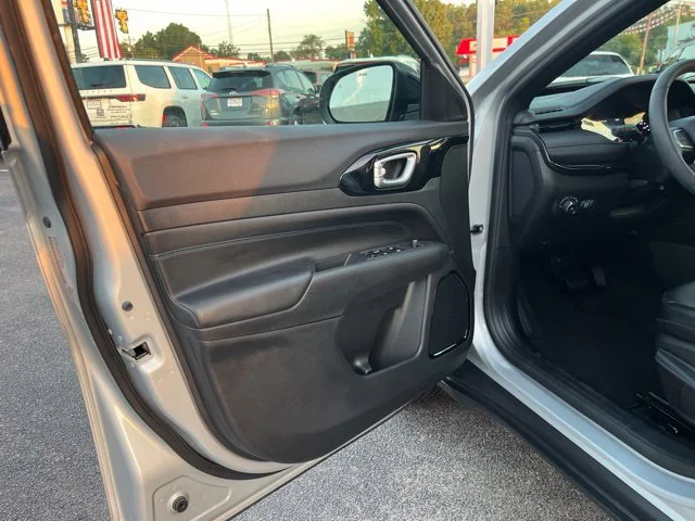 Used 2026 Silver Jeep Latitude image 5