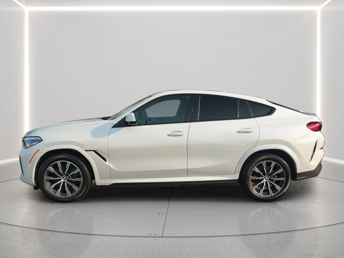 Used 2022 Mineral White Metallic BMW xDrive40i image 2