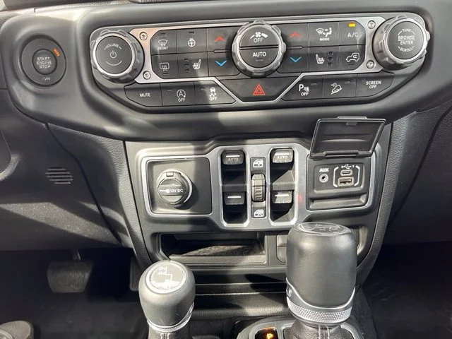Used 2018 Silver Jeep Sahara 4x4 image 35